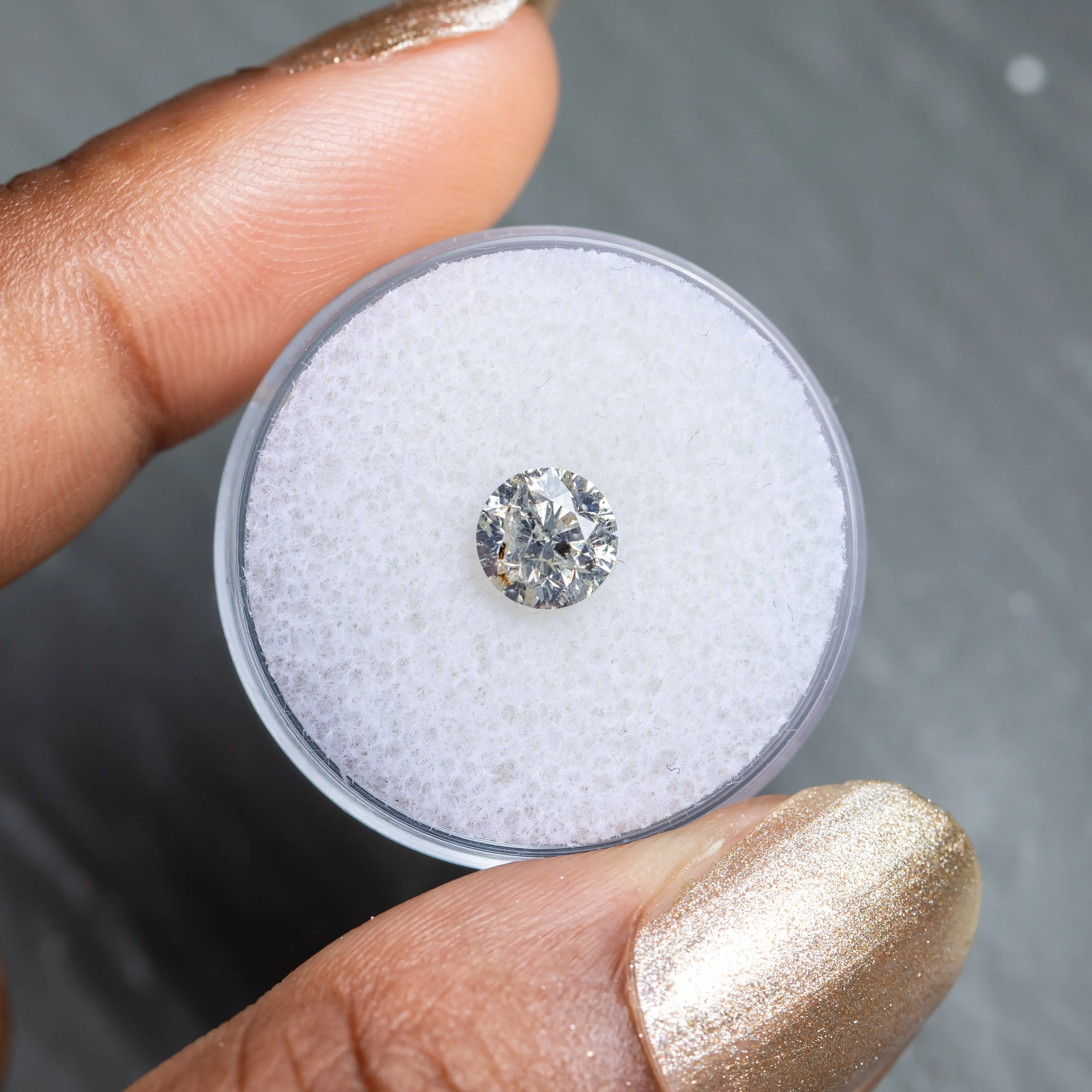 1.16CT ROUND BRILLIANT SALT AND PEPPER DIAMOND, GLITTERY BRILLIANT WITH SPECKLE INCLUSIONS, 6.40X4.27MM