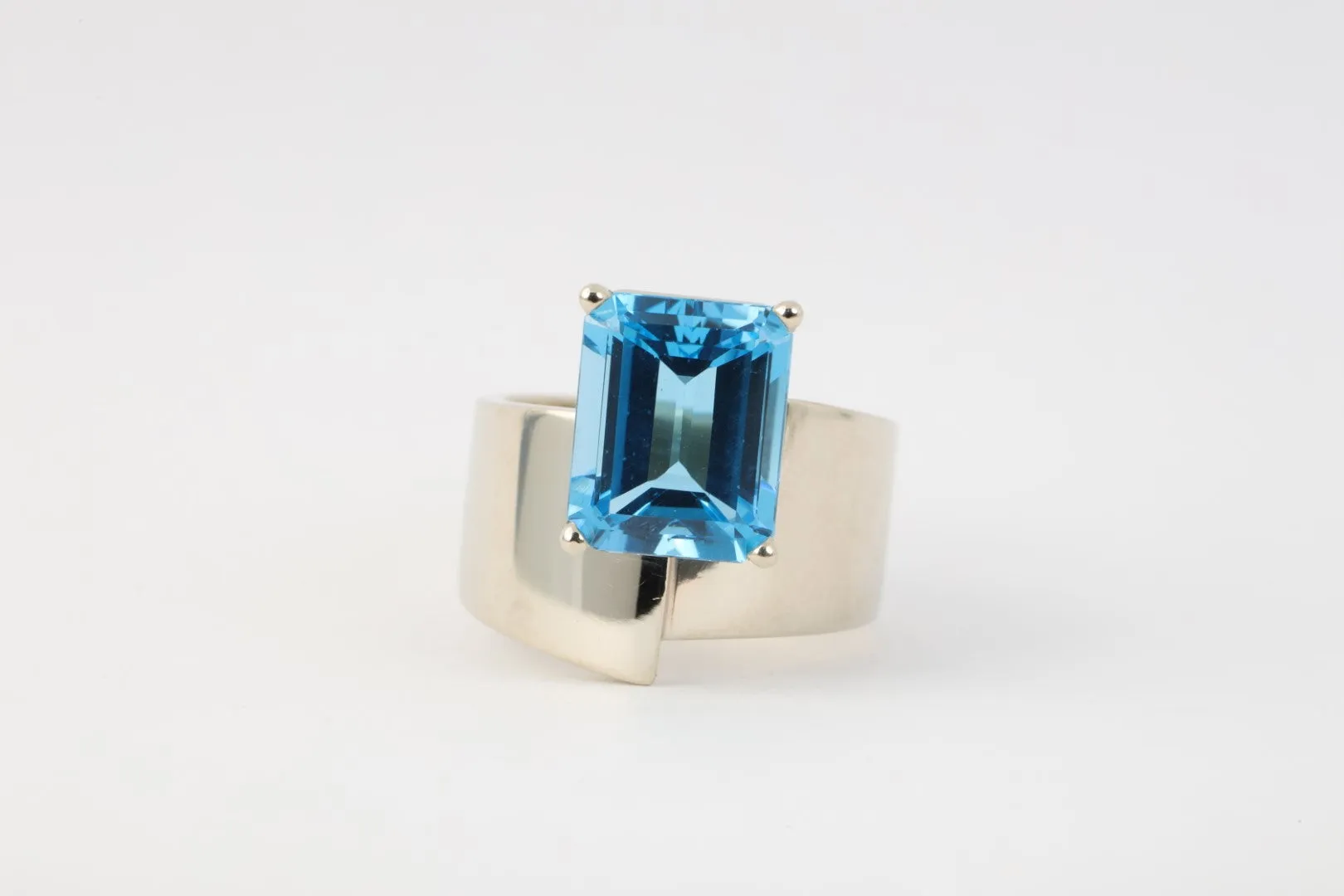 14k White Gold 7.83tcw Blue Topaz Trisko Ring Size 5.5 (11.76g.)