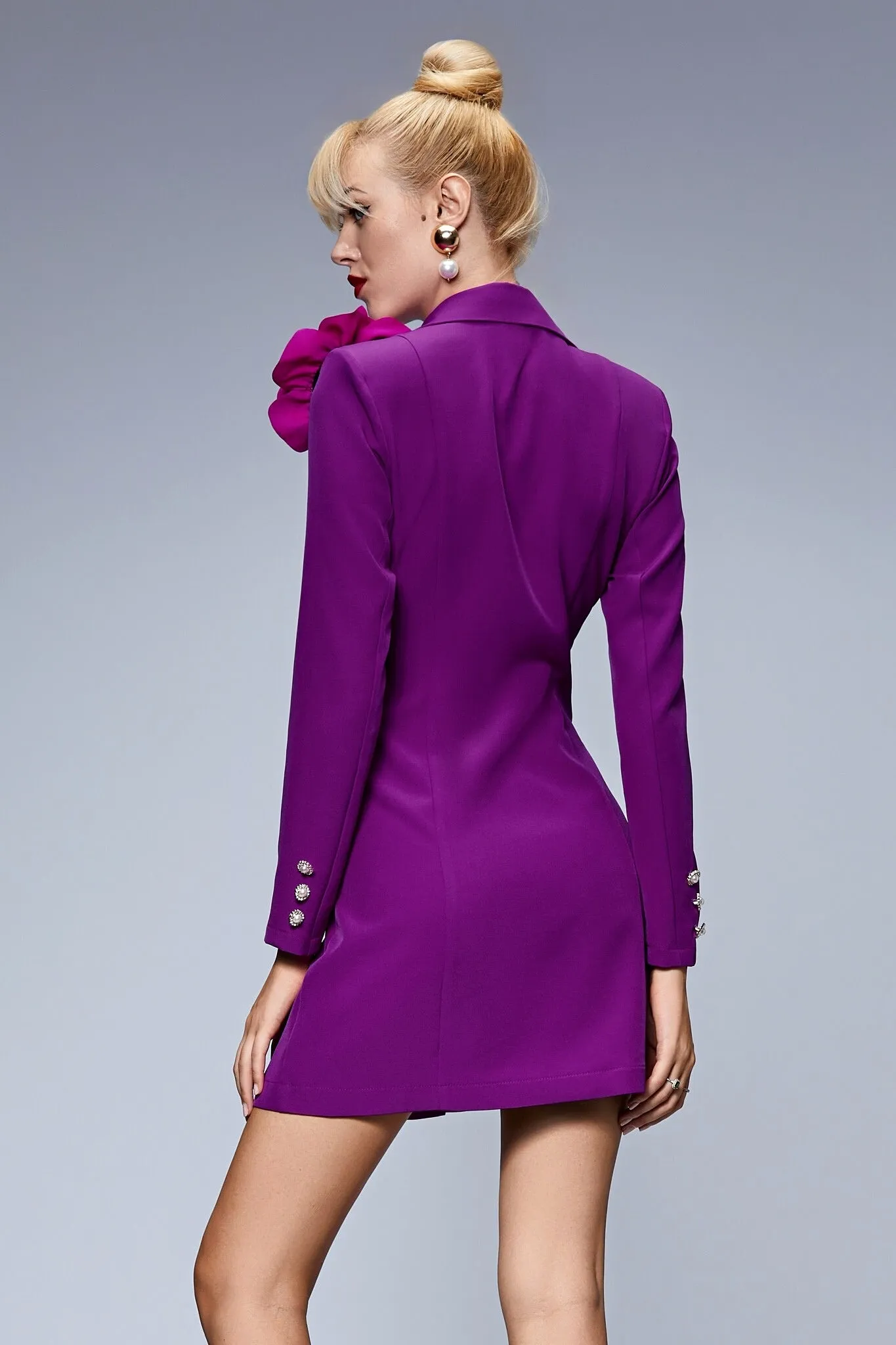 Abito corto blazer viola doppiopetto Bby accessoriato con spilla fiore