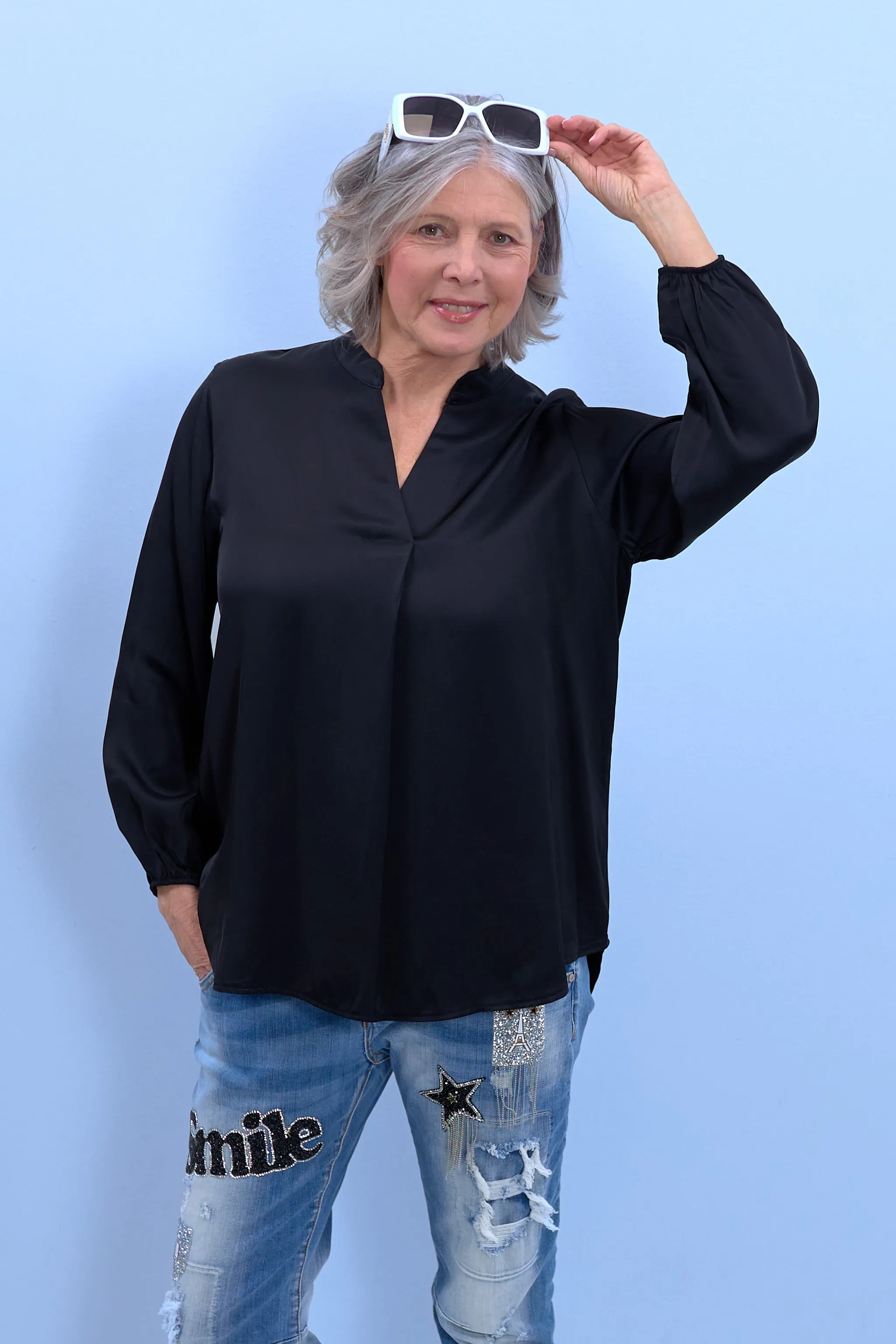 Bluse aus Glanzstoff mit V-Ausschnitt, schwarz