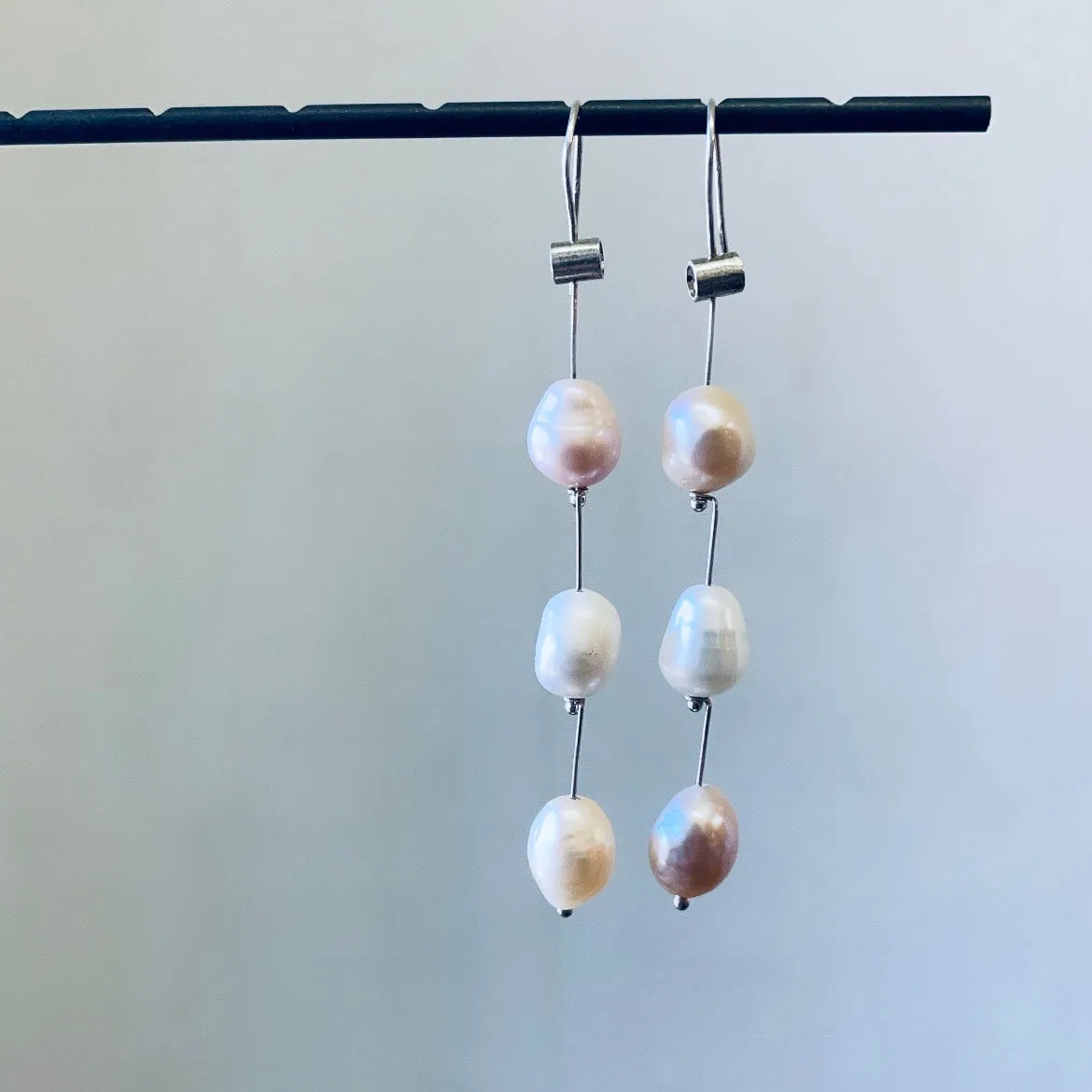 Pivot line baroque pearls earrings